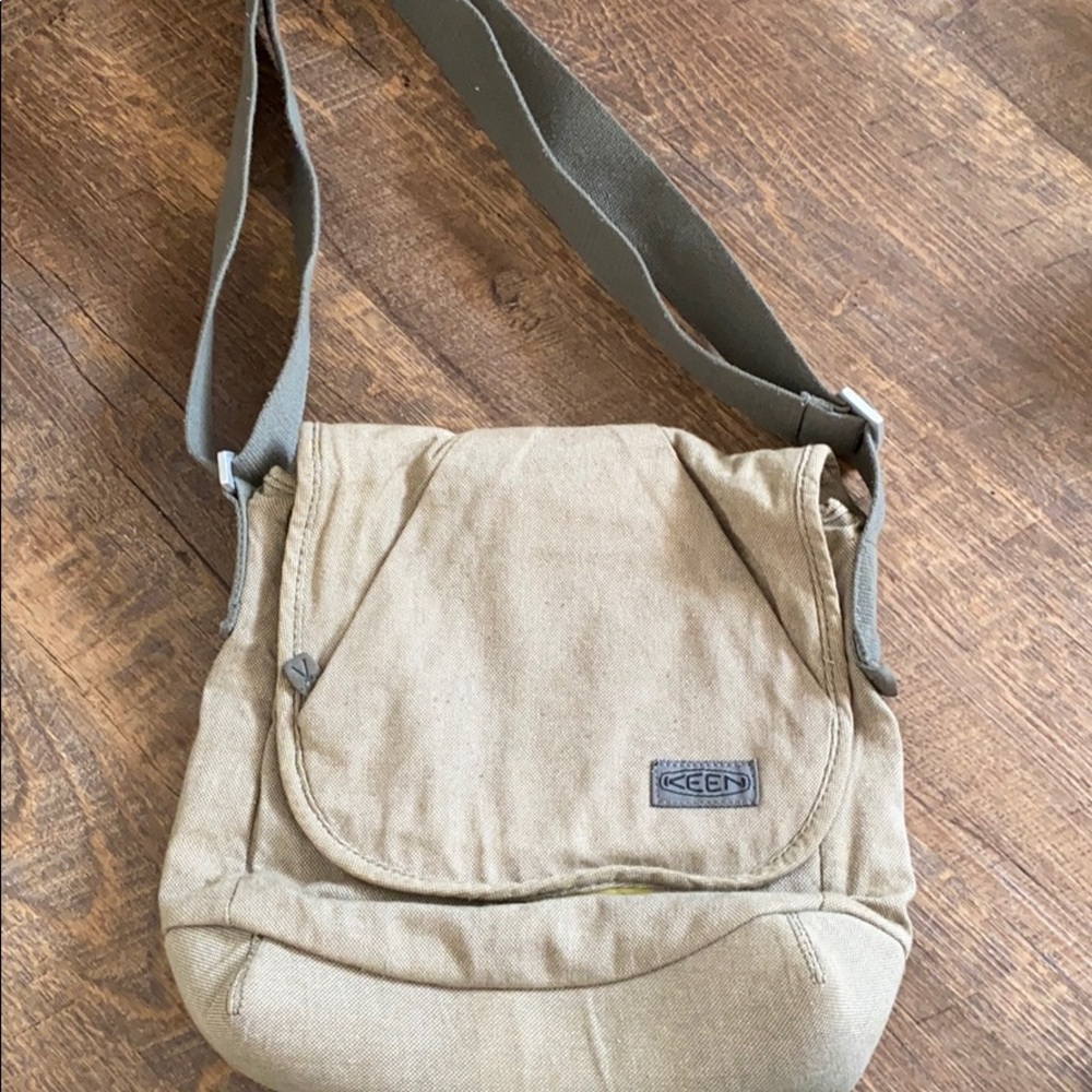 Keen shoulder bag